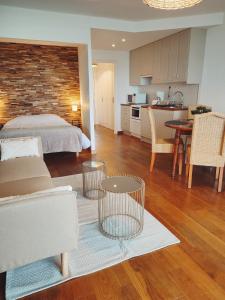 Un dormitorio con una cama y una cocina y una sala de estar. en ✪ Appt. Rénové - Vue sur mer ✪, en Quiberon