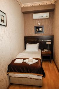 una camera da letto con un grande letto con due asciugamani di Letter Hotel a Istanbul