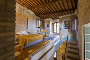 Habitación con cama y pared de ladrillo en Zafferano Rooftop Terrace Tower House, en San Gimignano