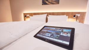 Ein Bett oder Betten in einem Zimmer der Unterkunft Seehotel Maria Laach