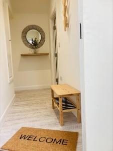 波斯馬多格的住宿－The Bluebell Porthmadog，走廊设有木桌和镜子