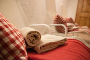 a pile of towels sitting on top of a bed at Landhotel zum Matthiasl in Bischofsreut