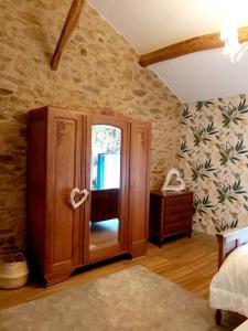 Katil atau katil-katil dalam bilik di Beautiful 2 bed cottage with swimming pool