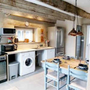 Dapur atau dapur kecil di Beautiful 2 bed cottage with swimming pool