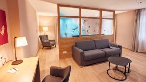 Ein Sitzbereich in der Unterkunft Seehotel Maria Laach