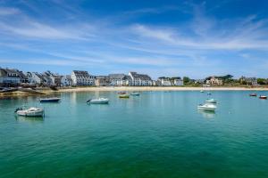 Un grupo de barcos en el agua cerca de una playa. en ✪ Appt. Rénové - Vue sur mer ✪, en Quiberon