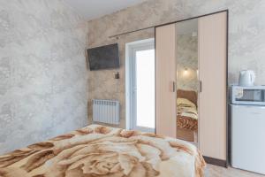 Un dormitorio con una cama grande y una ventana en Bagira Guest House, en Sevastopol