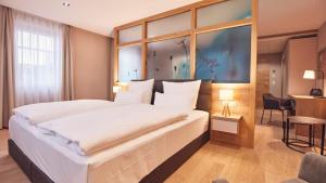 Ein Bett oder Betten in einem Zimmer der Unterkunft Seehotel Maria Laach