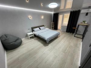 um quarto com uma cama e uma televisão em Апартаменты VIP в центре города. Гагарина 39 em Krivoy Rog
