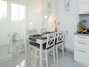 - une cuisine blanche avec une table et des chaises blanches dans l'établissement Modern & Luxury APT Zagreb Airport W/ free WiFi, à Velika Gorica