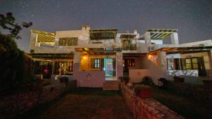 a house at night with a starry sky at To Pithari in Skiros