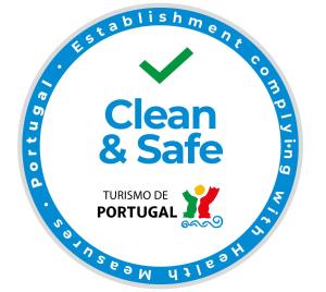 een etiket voor een schoon en veilig logo bij Casa do Palheiro in Pitões das Júnias