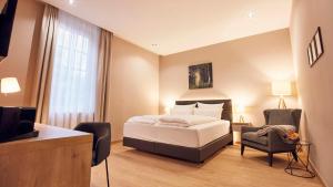 Ein Bett oder Betten in einem Zimmer der Unterkunft Seehotel Maria Laach