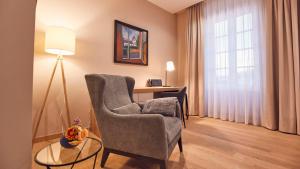 Ein Sitzbereich in der Unterkunft Seehotel Maria Laach