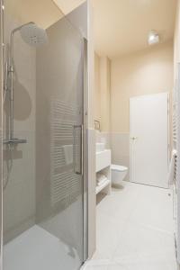 bagno con doccia in vetro e servizi igienici di Le Marnix ad Anversa