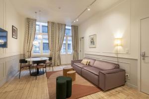 a living room with a couch and a table at SHWAY - Le Marnix in Antwerp