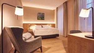 Ein Bett oder Betten in einem Zimmer der Unterkunft Seehotel Maria Laach