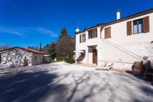 uma grande casa branca com uma entrada em A06 - Massignano, meravigliosa camera con vista em Massignano