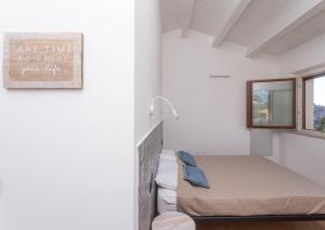 Postel nebo postele na pokoji v ubytování A06 - Massignano, meravigliosa camera con vista