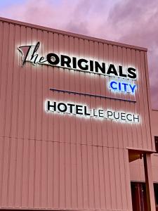 un edificio con un cartel en las afueras de un hospital en The Originals City, Hôtel Le Puech, Narbonne en Narbona