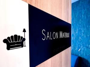 una señal que lee Saloon marittle junto a una silla en The Originals City, Hôtel Le Puech, Narbonne, en Narbona 32 fotos más