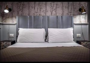 Residenza D'Epoca Al Numero 8 في فلورنسا: غرفة نوم مع سرير مع وسادتين
