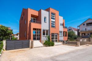 apartamentowiec z podjazdem przed nim w obiekcie Apartments Junior w mieście Zadar