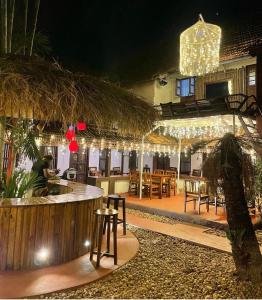 un restaurante con barra con mesas y sillas en Vrindavanam Avocado, en Alleppey