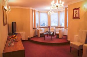 波蘭尼卡－茲德魯伊的住宿－貝亞塔旅館，客厅配有桌椅和电视。