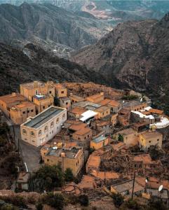 eine Luftansicht eines Dorfes in den Bergen in der Unterkunft ROSES HOUSE OMAN in Jabal Al Akhdar