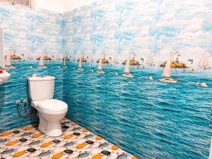 un bagno con wc e barche a vela sull'acqua di Coco Mount Mirissa a Matara
