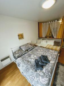 ein Schlafzimmer mit einem großen Bett in einem Zimmer in der Unterkunft Apartmán & štúdio Tyrkys Spiežovec Donovaly in Donovaly