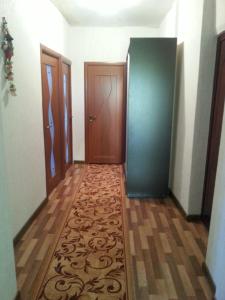 un corridoio con due porte e un tappeto di Квартира у Светы a Pizunda