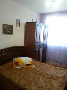 um quarto com uma cama com uma almofada em Квартира у Светы em Pizunda