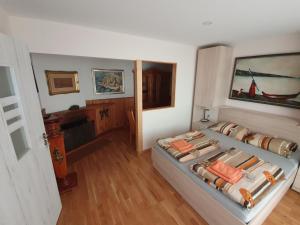 Haus Artas في نيدا: غرفة نوم بسرير في غرفة