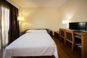 TV a/nebo společenská místnost v ubytování Hotel Thalasso Cantabrico Las Sirenas 4 Superior