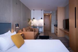 um quarto de hotel com uma cama e uma sala de estar em ParkLife Condesa Hipódromo em Cidade do México