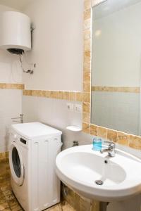 A bathroom at S010 - Sirolo, nuovo trilocale con giardino