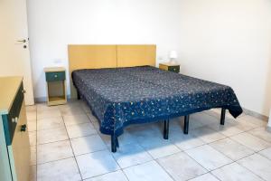 A bed or beds in a room at S010 - Sirolo, nuovo trilocale con giardino