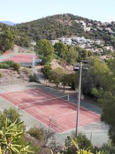 een tennisbaan op de top van een berg bij Bel appartement dans le Golfe de Saint Tropez in Les Issambres