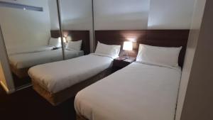 Una cama o camas en una habitación de APX World Square