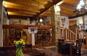 uma sala de jantar com uma roda de madeira e uma mesa em Penzion Tuček Adršpach em Adrspach