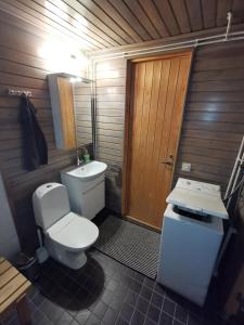 Ett badrum på Winter Nest - A cozy accommodation in the heart of Saariselkä