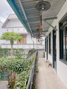 uma varanda com toldos e plantas num edifício em Da Lat Lemongrass - Đà Lạt Sả em Da Lat