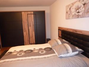 sypialnia z łóżkiem z drewnianym zagłówkiem w obiekcie RistoBar B&B al Pont w mieście Selma