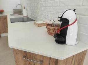 a mixer on a kitchen counter with a basket on it at APARTAMENTO TURISTICO LEO BAENA in Baena