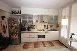 Kuchyňa alebo kuchynka v ubytovaní Bali Loft Savona Albissola