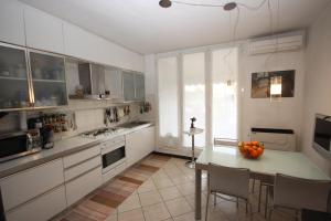 Kuchyňa alebo kuchynka v ubytovaní Bali Loft Savona Albissola