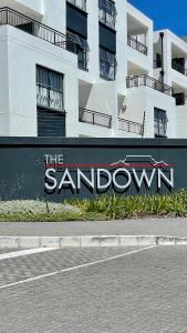 ケープタウンにある417 The Sandownの建物の側面にある看板