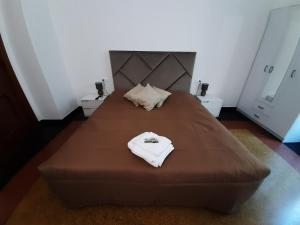 Postel nebo postele na pokoji v ubytování LA LANTERNA DI ANGELO rent rooms and apartments free parking on the street front + 20 fotografií